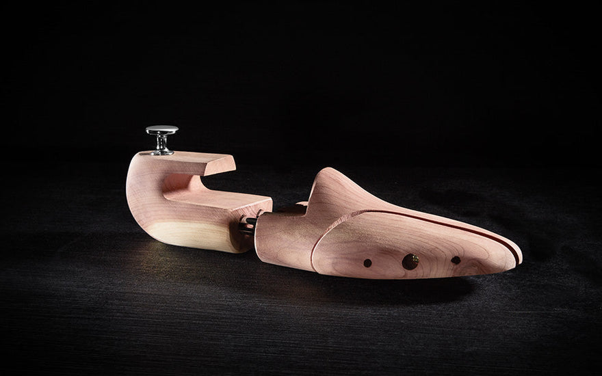 Bois ou plastique ? Le match des embauchoirs